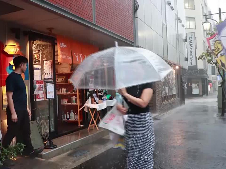 Typhoon Dujuan hits Japan, 1.67 million evacuated, Thailand travelers check flights