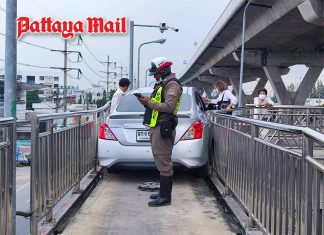 Driver ignores signs and GPS, bursts three tyres on motorcycle U-turn bridge in Samut Sakhon