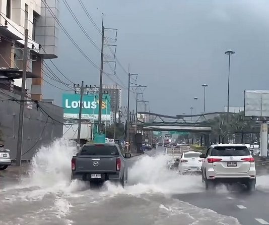 Heavy rain floods Sukhumvit Road in South Pattaya, traffic slows