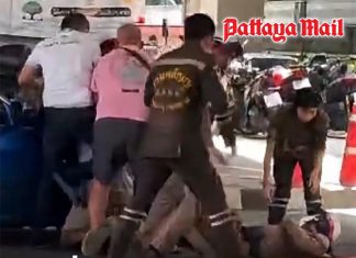 Furious driver floors traffic cop with elbow during license check in Bangkok