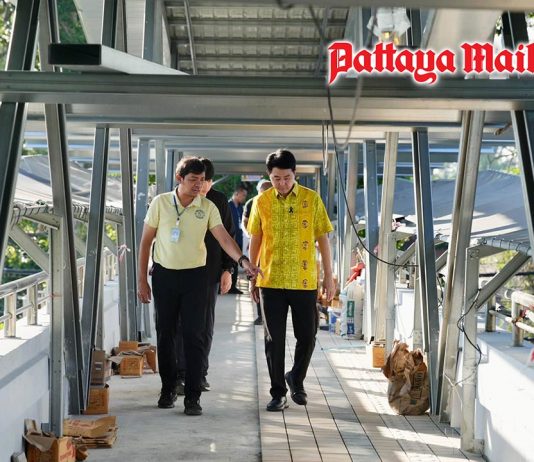 Pattaya Mayor tracks progress on footbridge roofing and safety work