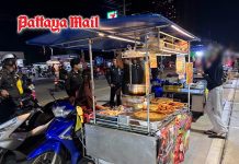 Pattaya officials fine vendors selling goods without permission on Jomtien Beach
