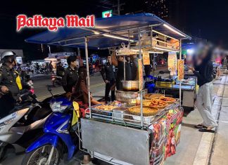 Pattaya officials fine vendors selling goods without permission on Jomtien Beach