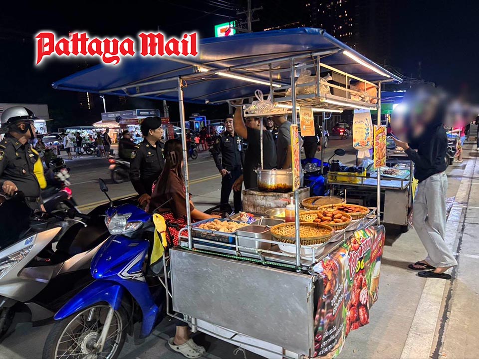 Pattaya officials fine vendors selling goods without permission on Jomtien Beach