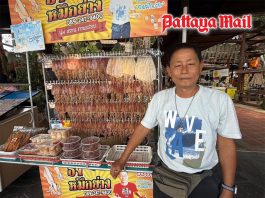 Rayong’s charcoal-grilled squid stop serves up a signature seafood sauce