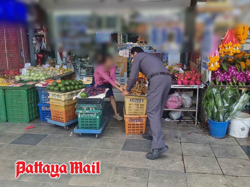 Pattaya officials remove goods obstructing public space at Wat Chai Market