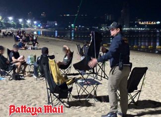 Pattaya seizes beach mats and chairs rented out illegally to tourists