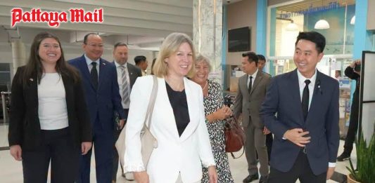 Pattaya mayor welcomes British ambassador for tourist safety talks
