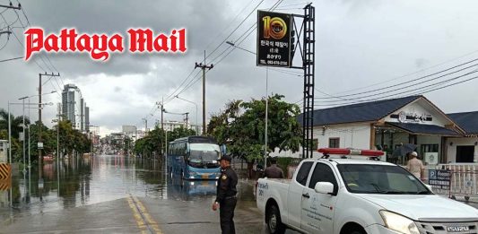 Sudden heavy rain floods Pattaya roads, shuts junction and disrupts traffic