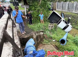 Pickup crash ruptures Trat water main, cutting supply to five subdistricts