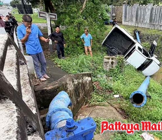 Pickup crash ruptures Trat water main, cutting supply to five subdistricts