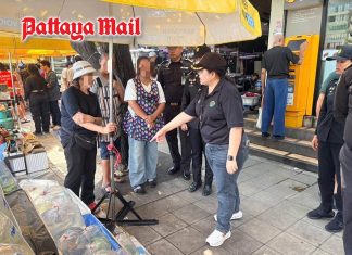 Bangkok officials enforce sidewalk rules at Chatuchak fish market