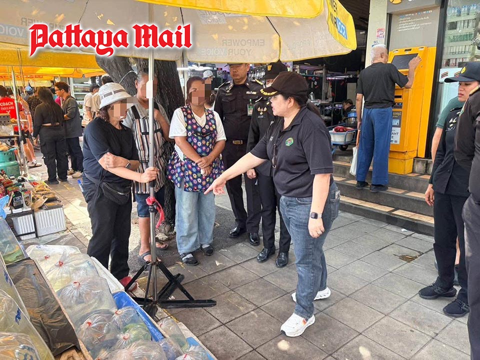 Bangkok officials enforce sidewalk rules at Chatuchak fish market