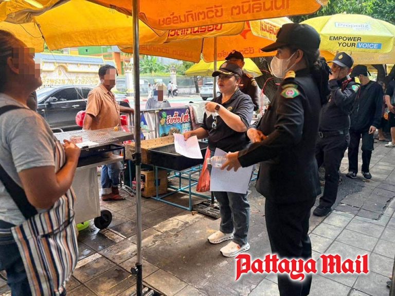 Bangkok officials enforce sidewalk rules at Chatuchak fish market ...