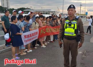 Pattaya ensures families and tour groups return safely from Koh Larn in choppy seas