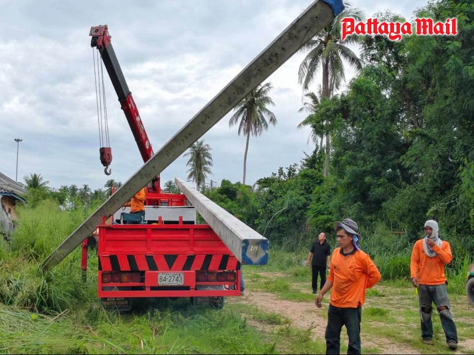 Crane cable snaps in East Pattaya, dropping power pole onto worker