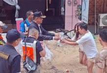 Phuket distributes 300 meal sets to flood-hit residents and emergency crews