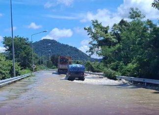 Highway 3319 closed in Uthai Thani after floodwater reaches 50cm